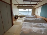 的矢湾を一望できる、開放感あふれる旅館の客室。窓からの眺めは刻々と表情を変え、感動を与えます。