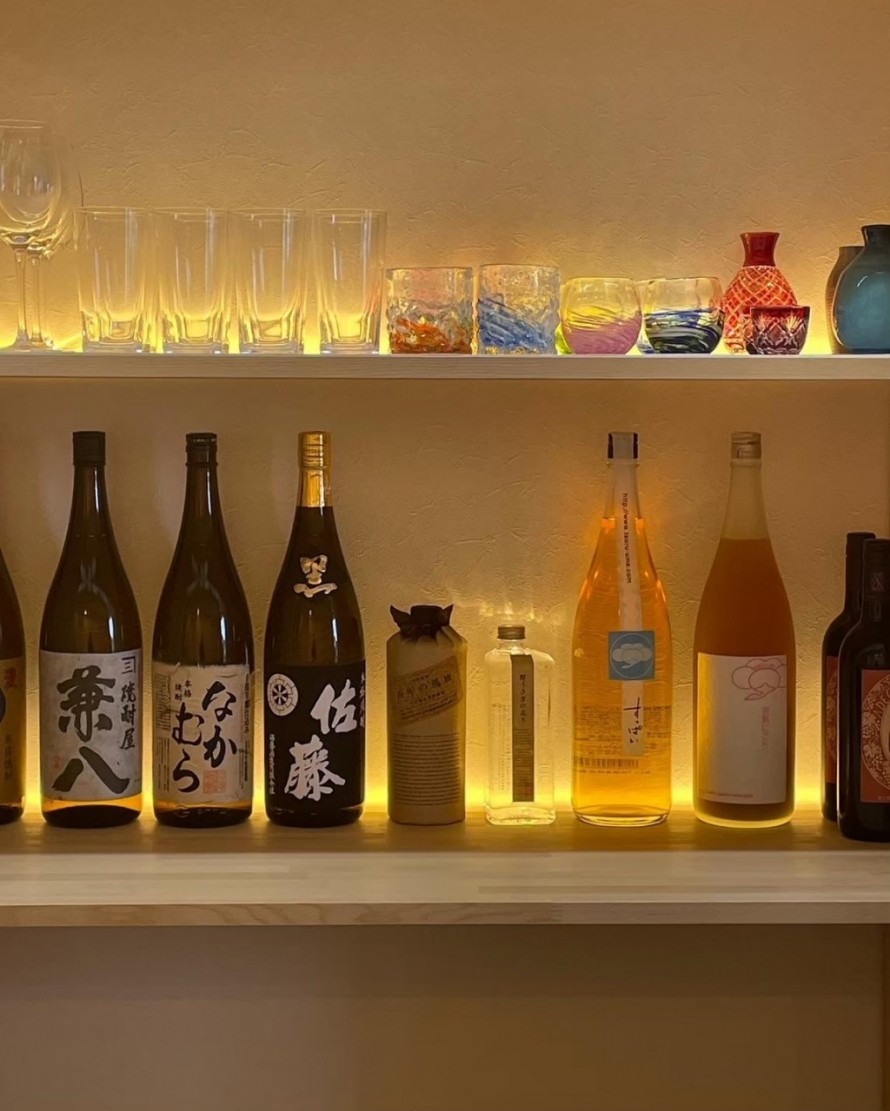 間接照明付きの酒棚とヒノキ柄の内装
