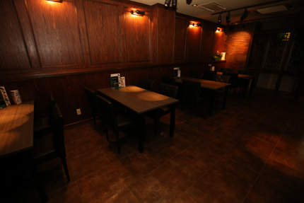Darts&Dinning Bar Fixには四人掛けのテーブル席が並ぶ