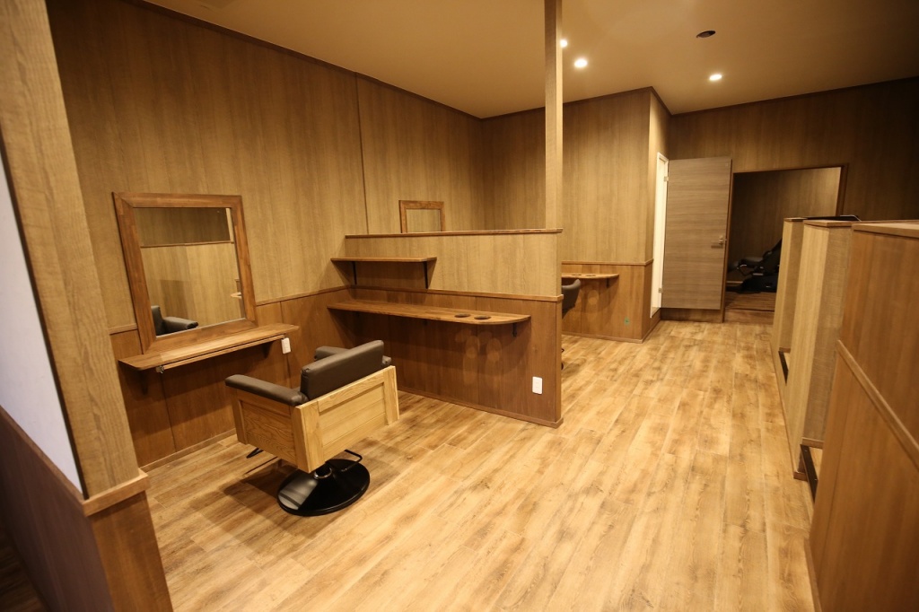 木の温もりがあるナチュラルな美容院 Hair Lounge Astory 様 愛知県弥富市 三重県の店舗設計 店舗改装 アポア