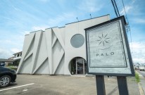都会的でスタイリッシュな外観。入り組んだ三角模様に間接照明、丸い窓が特徴的で、夜間の照明が立体感を演出します。