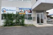 木の目隠しがあるボクシングジムの改装後の外観