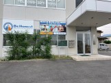 木の目隠しがあるボクシングジムの改装後の外観