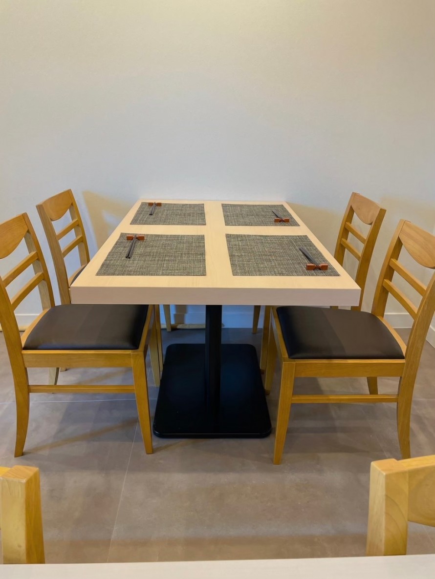 RESTAREAの椅子とメラミンテーブルの4人席