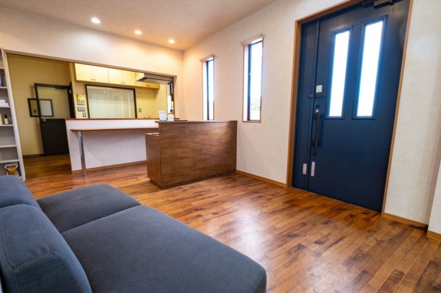 ネイビーで統一されたガラス窓付きの美容院ドアデザイン