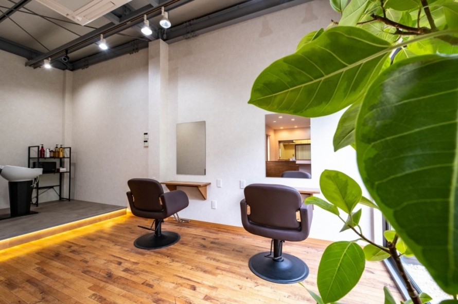 段差と間接照明で浮遊感を演出した美容院のシャンプースペース