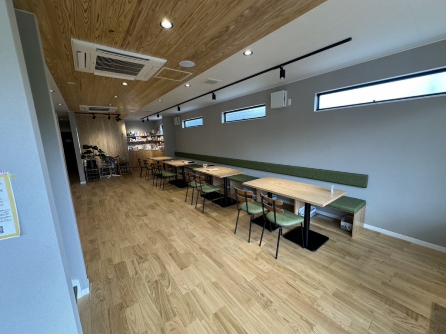 木のぬくもりを感じるナチュラルで親しみやすいカフェ空間
