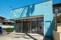 青色が映える新築ドライヘッドスパ専門店の外観