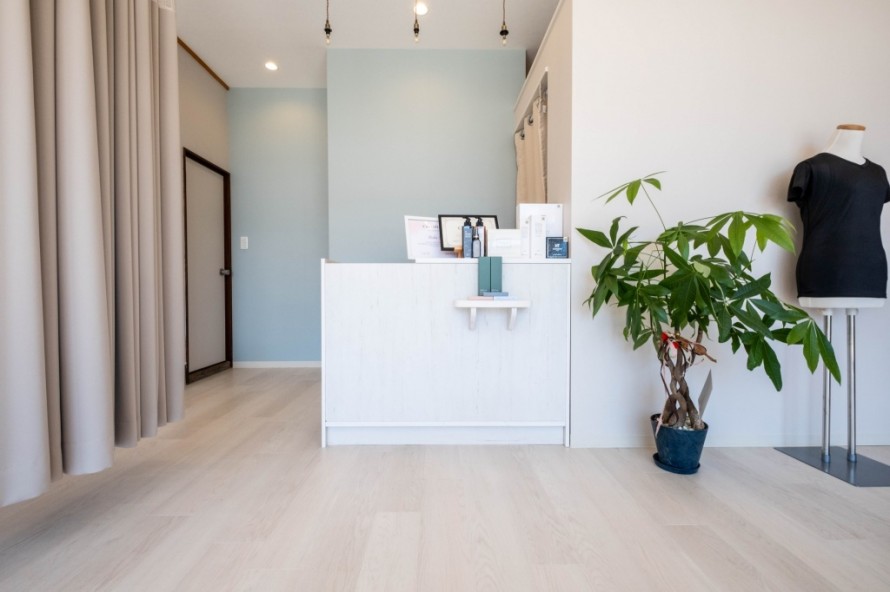 水色のアクセントクロスが爽やかな受付カウンター