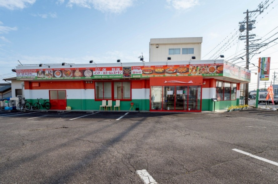 インド国旗カラーを取り入れたエスニックな飲食店外観デザイン