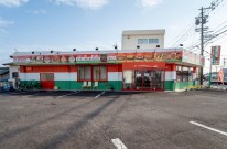 インド国旗カラーを取り入れたエスニックな飲食店外観デザイン