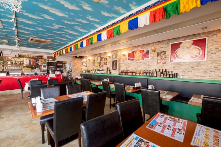 インドとネパールの文化を表現した飲食店壁面デザイン