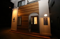 三重県津市城山にオープンした美容室アプローズは、木と塗り壁のデザインです。
