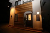 三重県津市城山にオープンした美容室アプローズは、木と塗り壁のデザインです。
