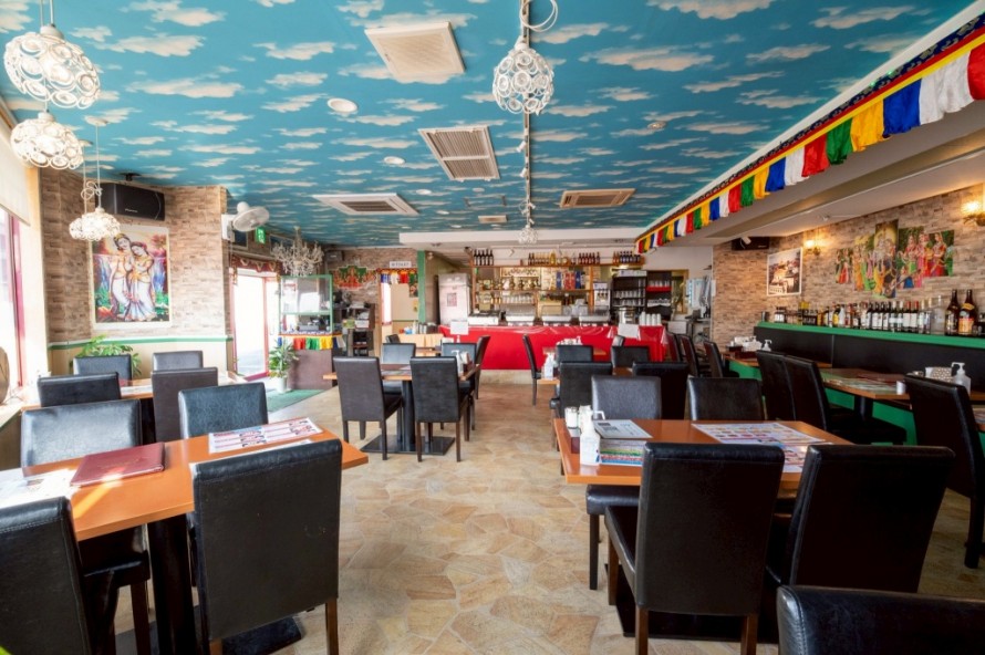 青空天井とタルチョが特徴のインド・ネパールレストラン内装