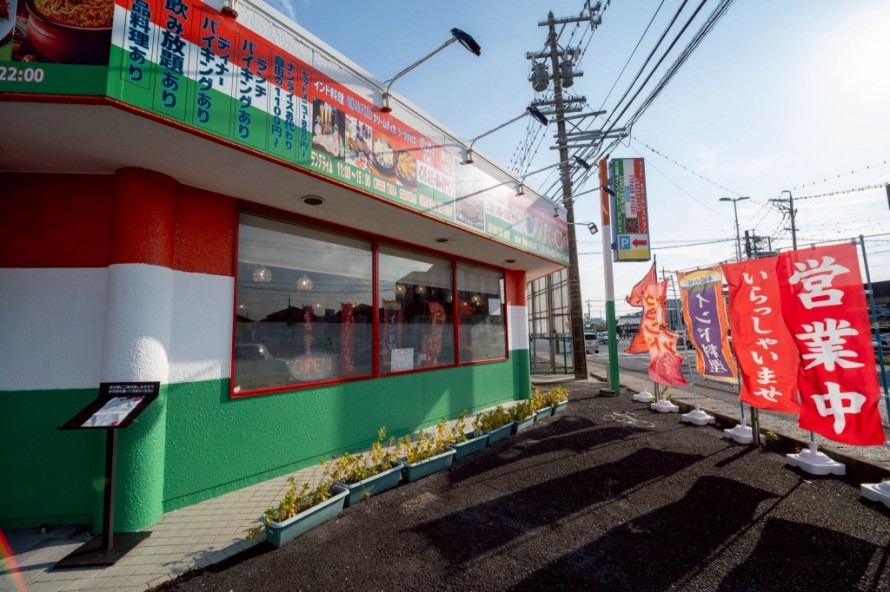 のぼりとネオンサインで視認性を高めたインド・ネパール料理店外観