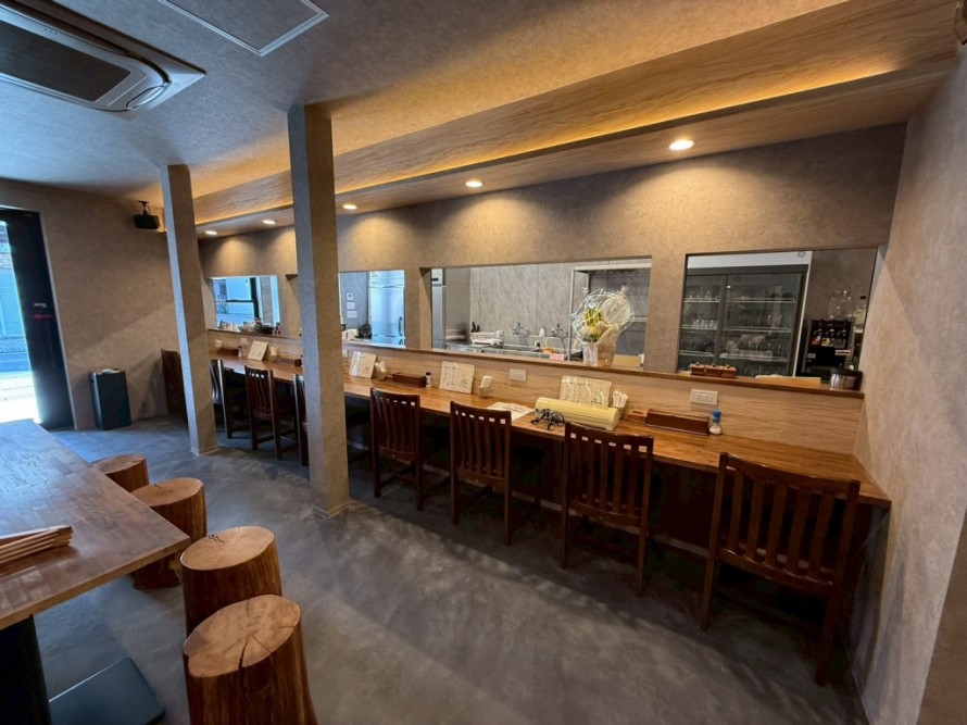 厨房が見える居酒屋のカウンター席デザイン