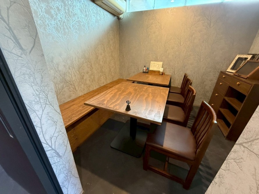隠れ家のような落ち着いた居酒屋個室内装