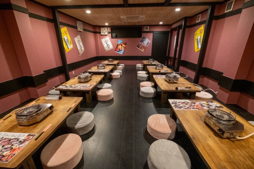 ロースター付きテーブルと和モダンな内装の焼肉スペース