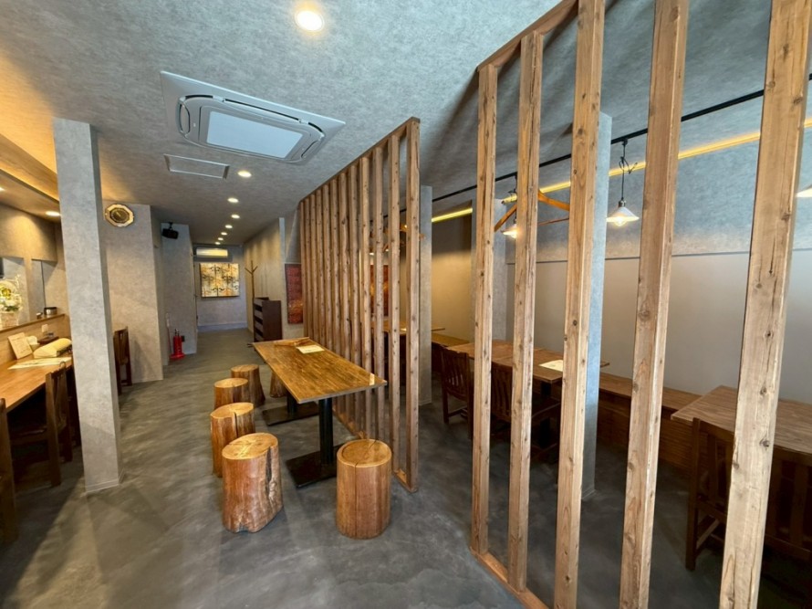 木製ルーバーで仕切られた居酒屋のおしゃれな内装