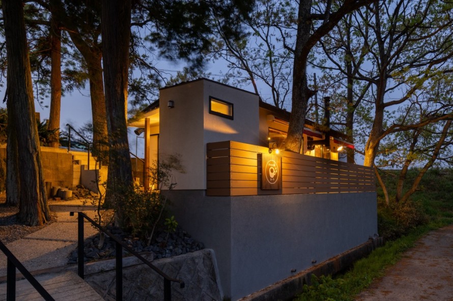 ライトアップされた隠れ家カフェの夜の外観