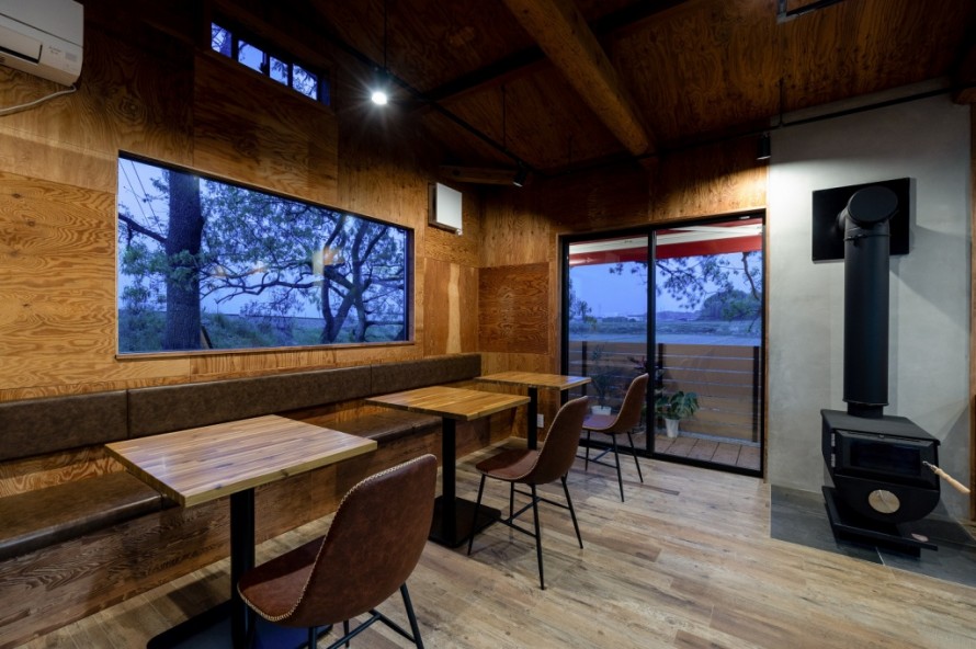 夜の照明でドラマチックに演出された隠れ家カフェ内装