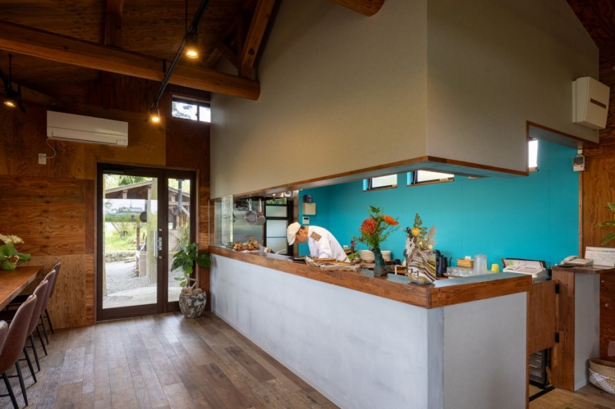 モルタル調腰壁のある隠れ家カフェのキッチン内装