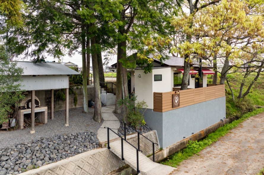 高低差のある敷地に建つ隠れ家カフェのモダンな外観デザイン