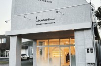 三角形ファサードが特徴的なモダンなサロン店舗の外観デザイン