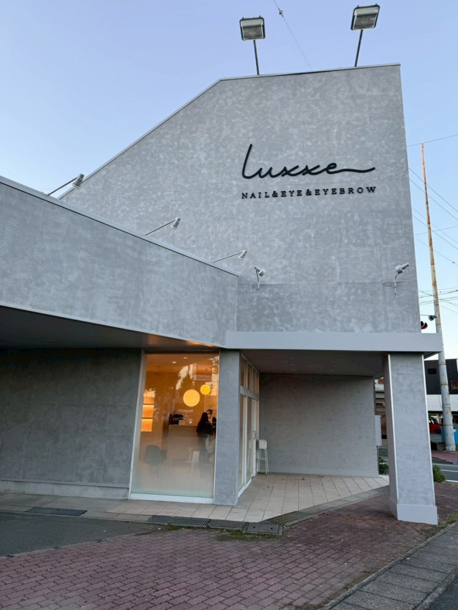 三角形ファサードが特徴的なモダンなサロン店舗の外観デザイン