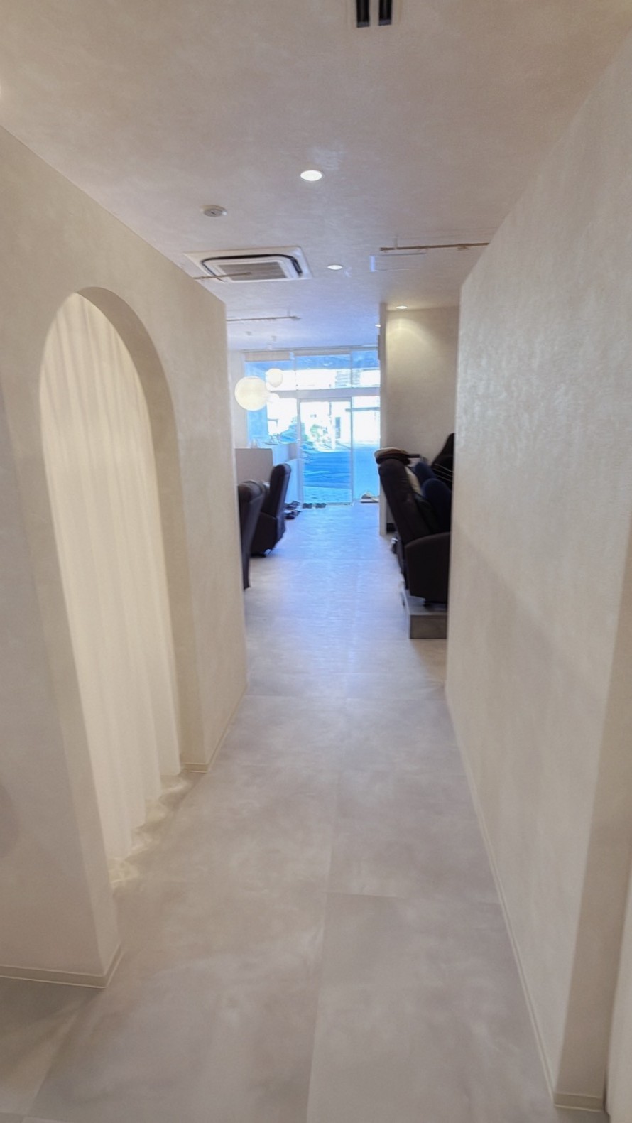 アーチ開口が特徴の北欧スタイル風サロン廊下