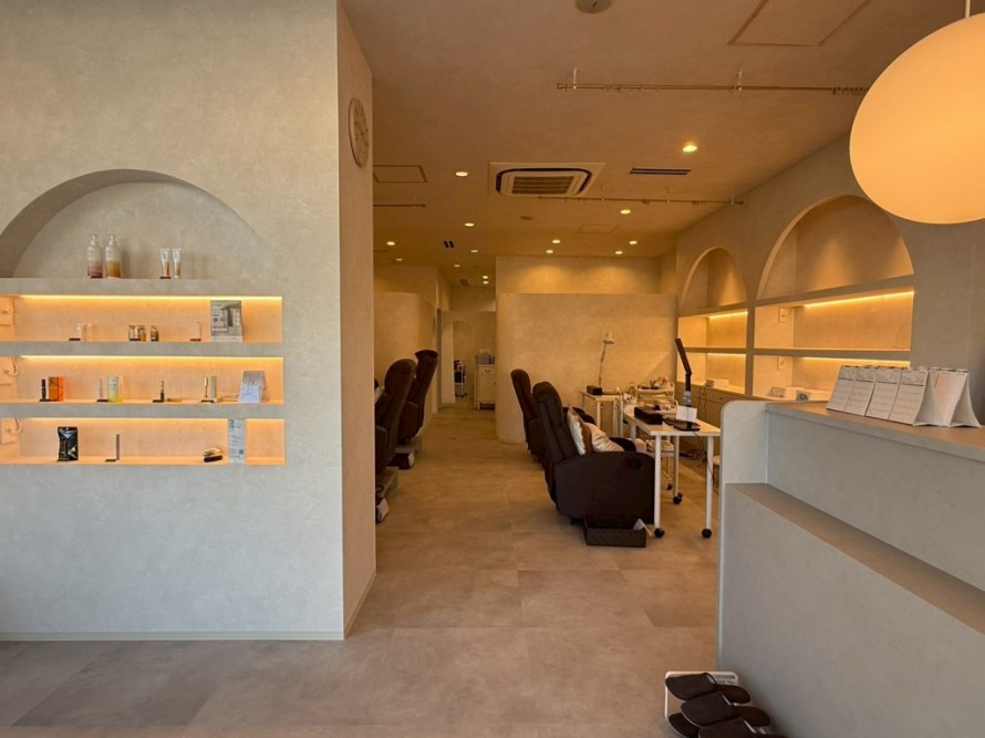 ニッチと間接照明を取り入れたサロンの受付内装
