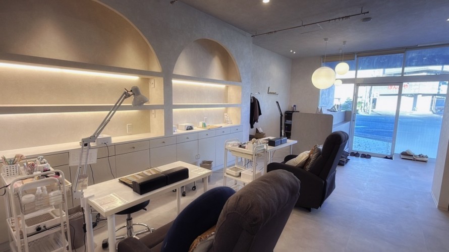 ニッチ収納と間接照明を備えた広いサロン施術室