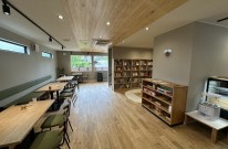 子育て世代に嬉しい、複合機能がそろった新築店舗の内装