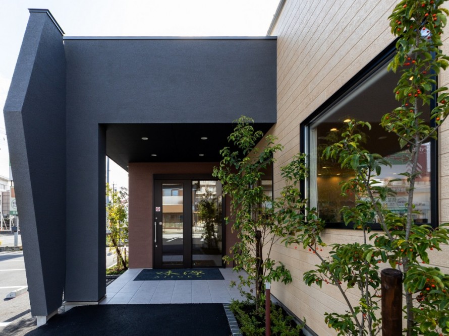 広々とした新築レストランのエントランス