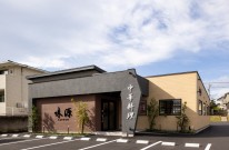 新築されたレストランのシックな外観と看板