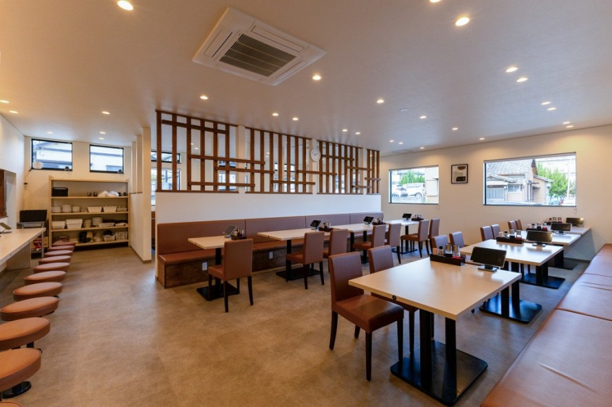 窓が多く開放感のあるレストランの客席