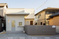 白を基調としたかわいらしい外観。扉の前には足跡の模様があります。親しみやすい印象です。