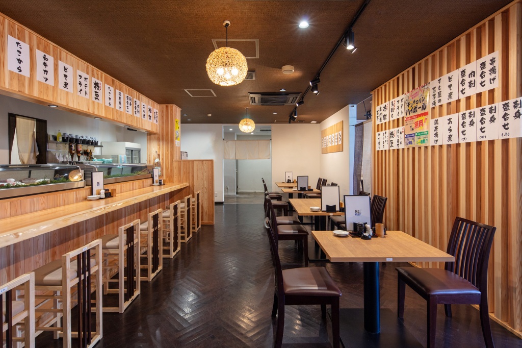 新鮮なお刺身お寿司と豊富な地酒 焼酎が味わえる すし居酒屋 湊 鈴鹿平田店 様ー三重県鈴鹿市ー 三重県の店舗設計 店舗改装 アポア 新鮮なお刺身お寿司と豊富な地酒 焼酎が味わえる すし居酒屋 湊 鈴鹿平田店 様ー三重県鈴鹿市ー 三重県の店舗設計 店舗改装 アポア