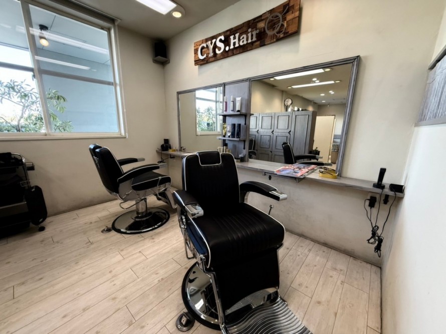 アンティーク調の棚が設置されたシャビーなカットスペース