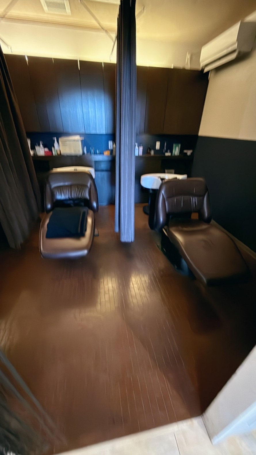 落ち着いたブラウンで統一されたシャンプースペース