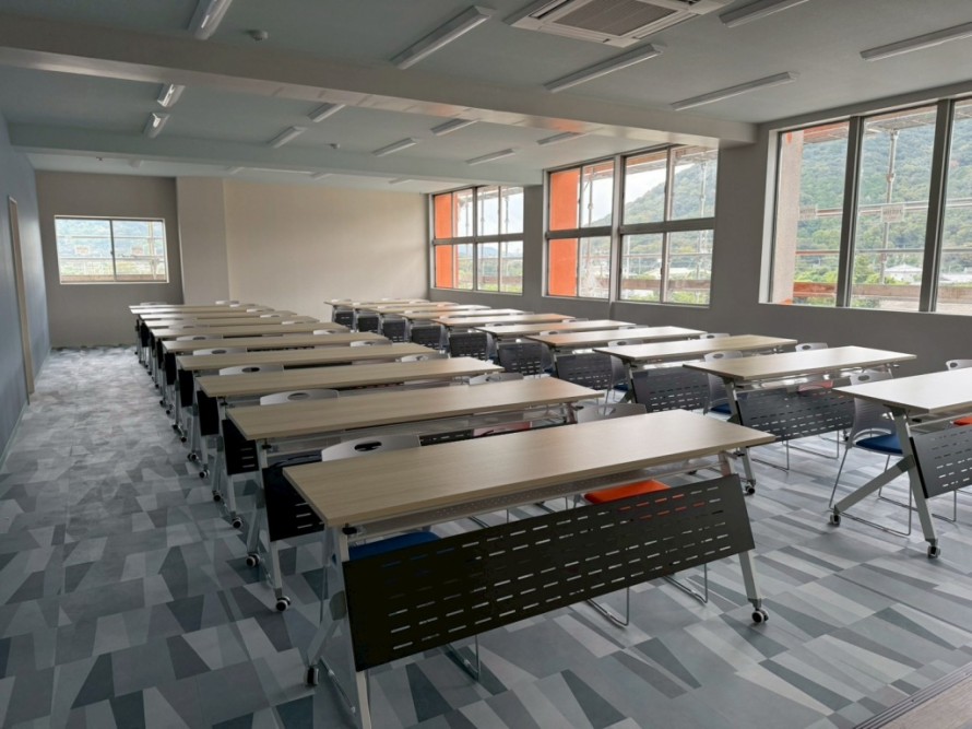 幾何学模様の床が特徴の学校教室