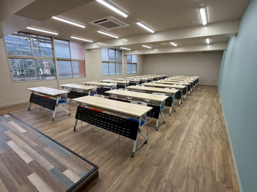 教壇のあるおしゃれな学校教室