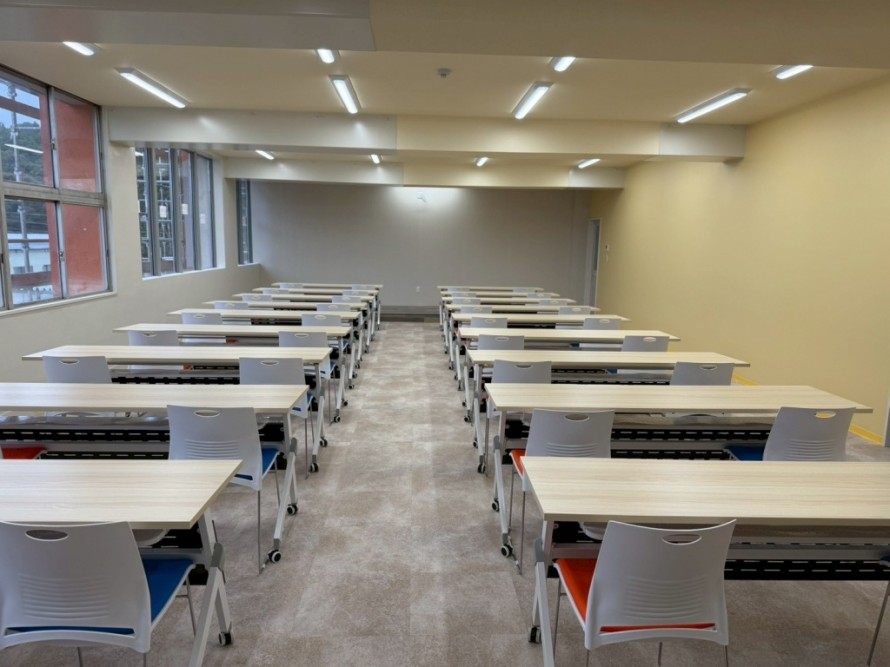 イエローの壁紙が特徴の学校教室