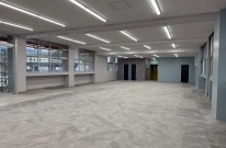 おしゃれな専門学校のフリースペース内装