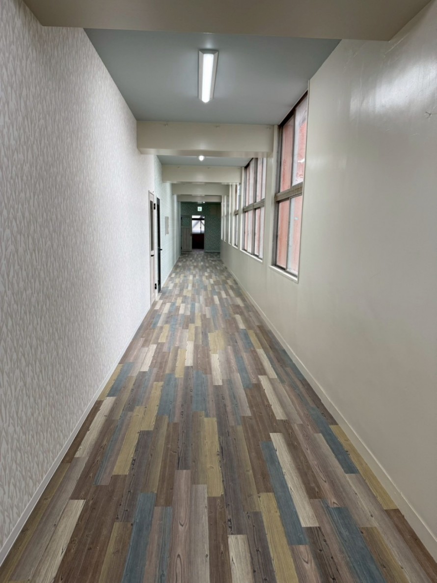 木目調床がおしゃれな学校の廊下