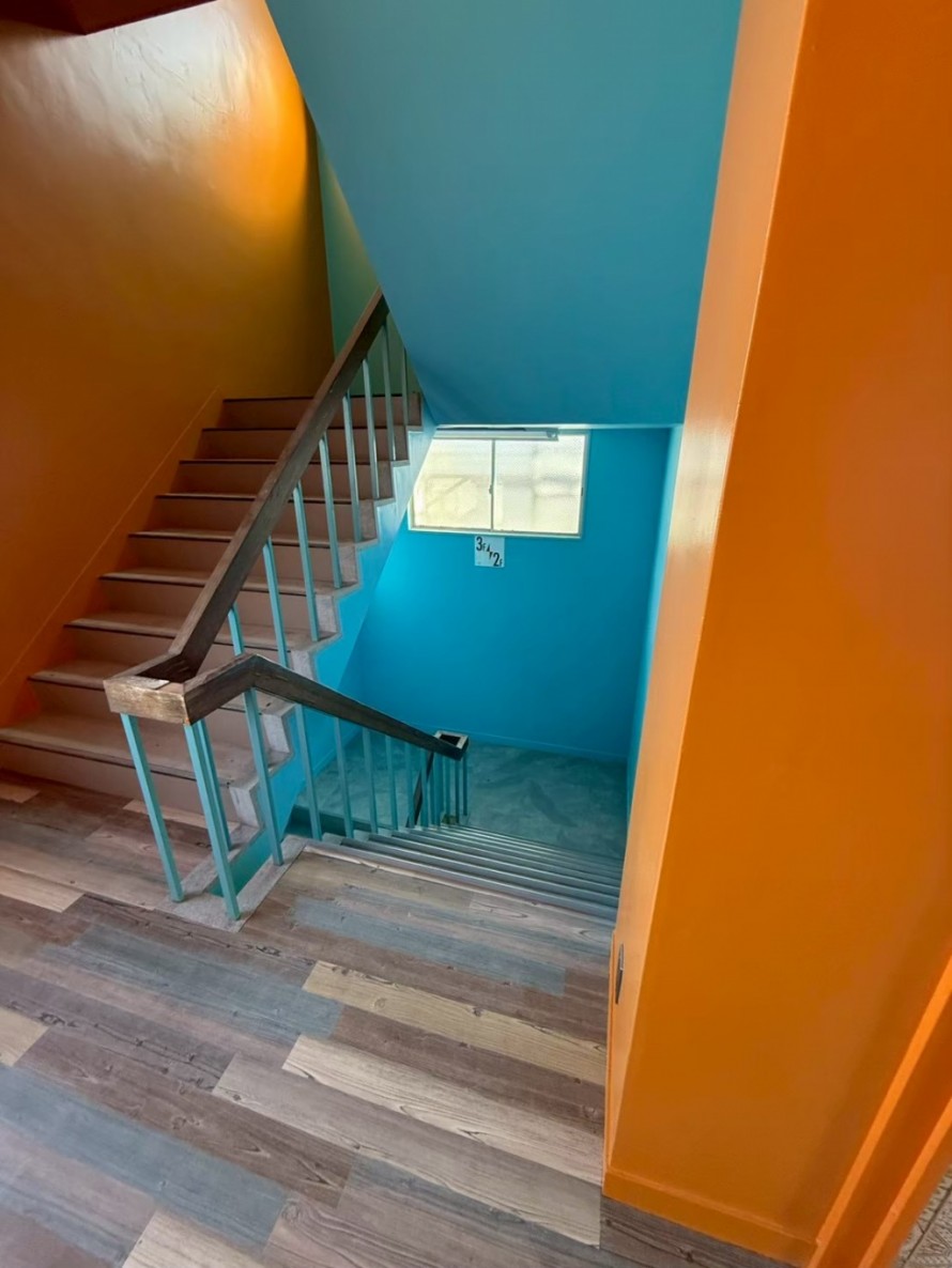 カラフルでおしゃれな学校の階段