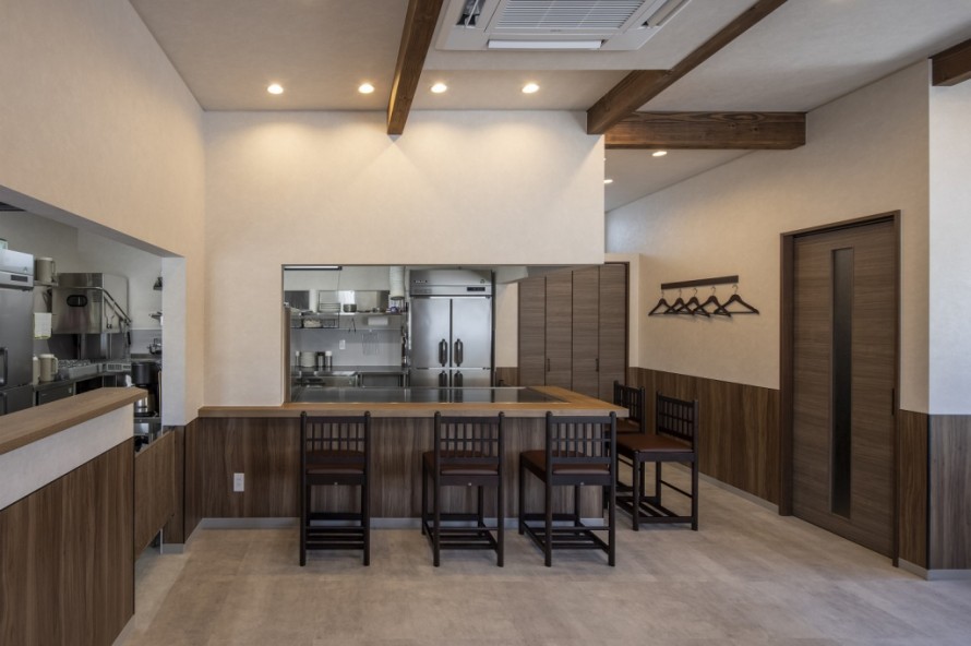 鉄板が見えるお好み焼き店の店内