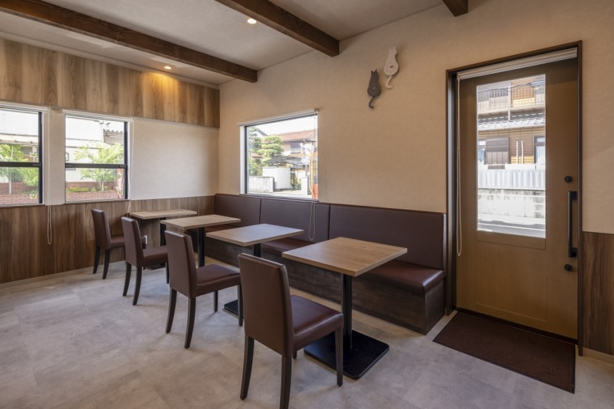 木目調の腰壁と梁がある店舗内装