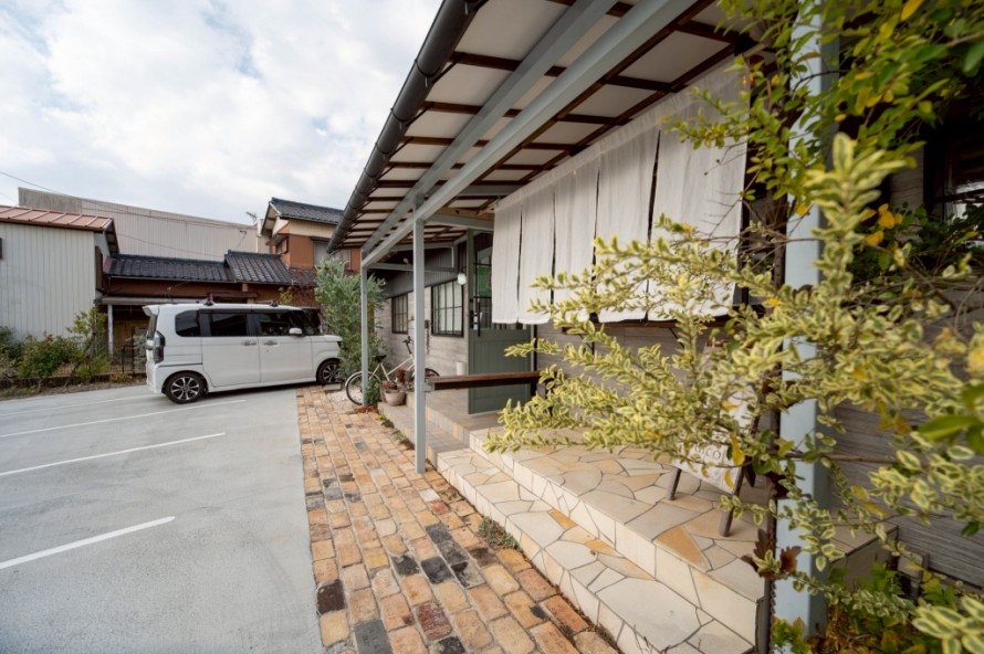 暖かい色のタイルを使った店舗のアプローチ